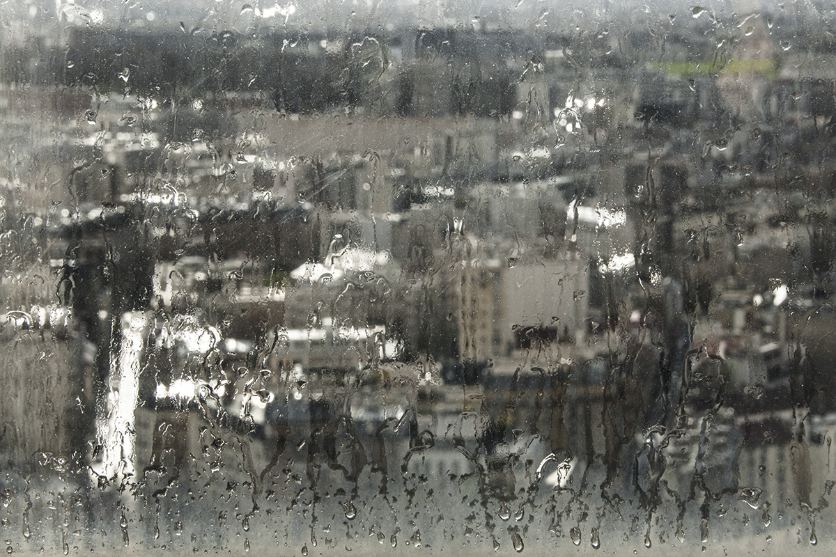 Photo impressionniste, Butte-aux-Cailles vue du ciel, toits de paris sous la pluie, buée sur la vitre